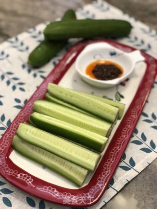 小黄瓜沾酱的做法步骤：4