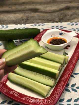 小黄瓜沾酱的做法步骤：6