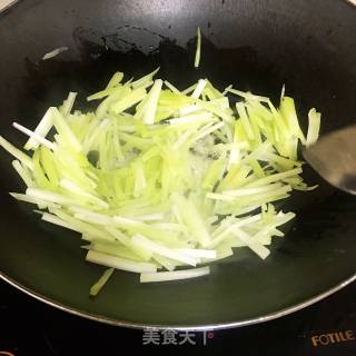清炒莴笋丝的做法步骤：2