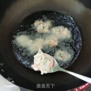 炸香葱丸子的做法步骤：6