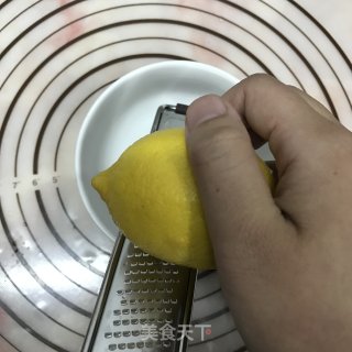 愚人节之炸鸡蛋糕的做法步骤：1