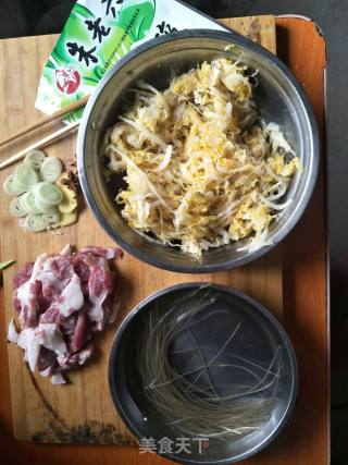 酸菜粉条炖猪肉的做法步骤：1