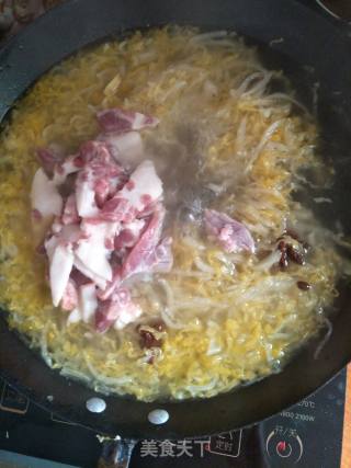 酸菜粉条炖猪肉的做法步骤：4