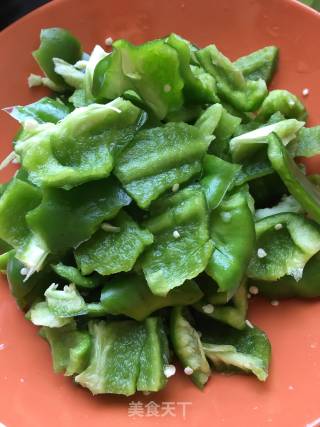 卤肉炒青椒的做法步骤：2