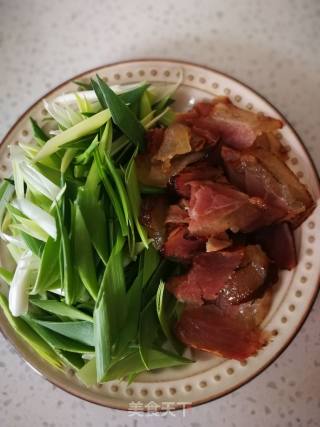 “腊肉炒青蒜”～不是一般的下饭的做法步骤：4