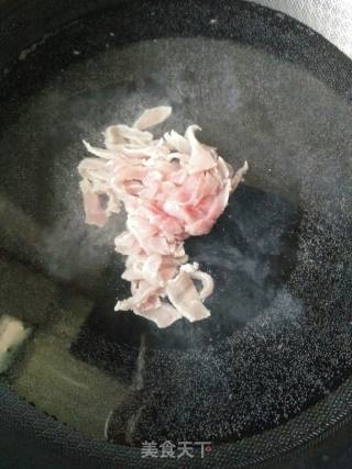 金针菇瘦肉汤的做法步骤：2