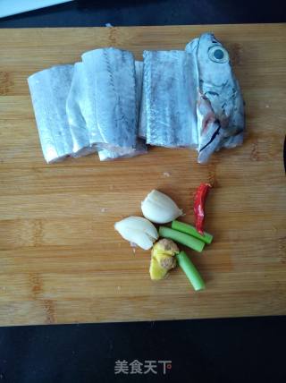 萝卜丝烧带鱼的做法步骤：1
