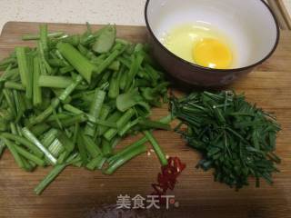 芹菜鸡蛋的做法步骤：1