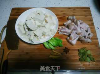 五花肉炖豆腐的做法步骤：1