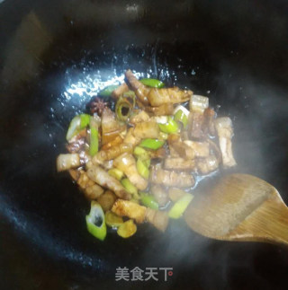 五花肉炖豆腐的做法步骤：3