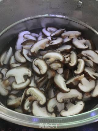 排骨炖香菇的做法步骤：1