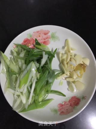 葱爆羊肉的做法步骤：1