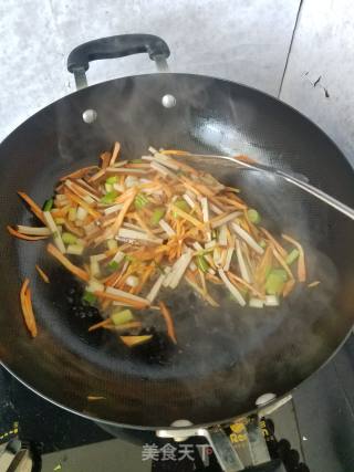 葱烧胡萝卜香干丝的做法步骤：4