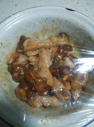蒸鸡翅根的做法步骤：1