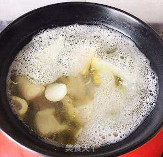 春笋炖猪骨的做法步骤：2