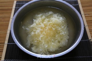 雪梨银茸西洋参片羹 清肺润肺，缓解久咳的做法步骤：1