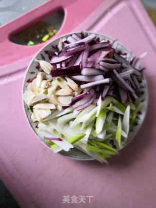 家常菜～酸辣土豆丝的做法步骤：1
