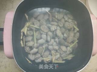 豆瓣酱炒花蛤的做法步骤：2