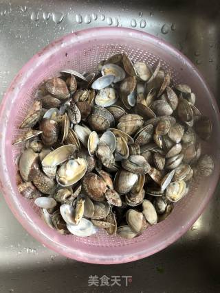 豆瓣酱炒花蛤的做法步骤：3