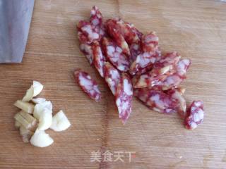 尖椒土豆片炒腊肠的做法步骤：2