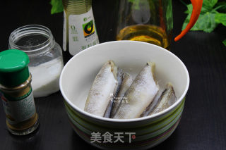 罗勒风味香煎鱼的做法步骤：1