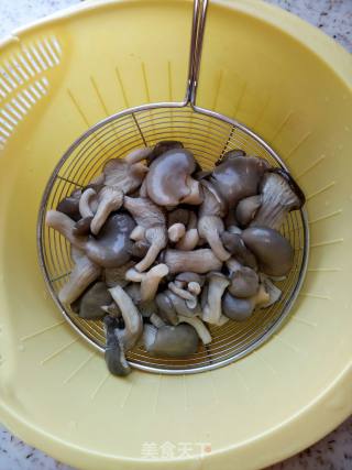 青椒炒蘑菇的做法步骤：1