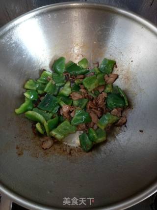 青椒炒蘑菇的做法步骤：4