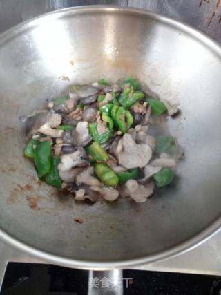 青椒炒蘑菇的做法步骤：5