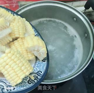 玉米排骨汤的做法步骤：3