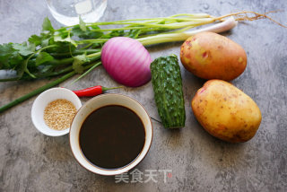 捞汁土豆丝的做法步骤：1