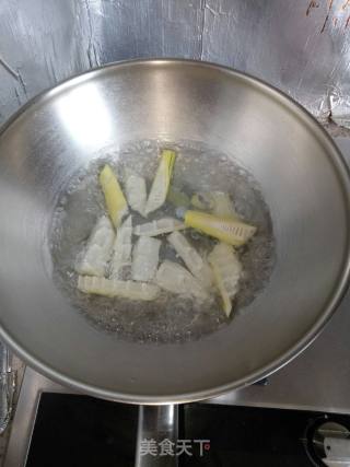 春笋炖鸡翅根的做法步骤：3
