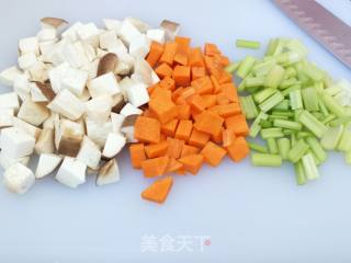 肉丁杏鲍菇的做法步骤：1