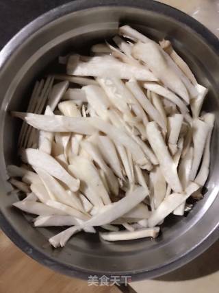 杏鲍菇炒肉丝的做法步骤：2