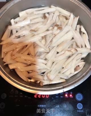 杏鲍菇炒肉丝的做法步骤：3