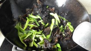 木耳腐竹炒青椒的做法步骤：3