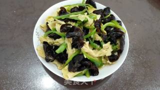 木耳腐竹炒青椒的做法步骤：5