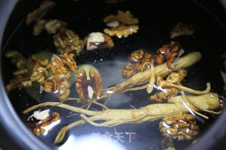 人参核桃姜汤  补充脑部营养，健脑益智，增强记忆力，药食同源补脑佳品！的做法步骤：2