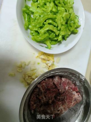 苦瓜炒牛肉的做法步骤：1