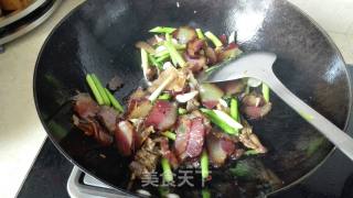 烟熏腊肉炒蒜苗的做法步骤：6
