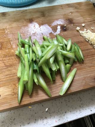 黑椒牛肉炒芦笋的做法步骤：2