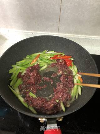 黑椒牛肉炒芦笋的做法步骤：4