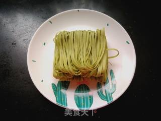 咖喱菠菜面的做法步骤：1