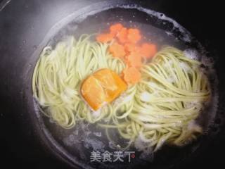 咖喱菠菜面的做法步骤：5