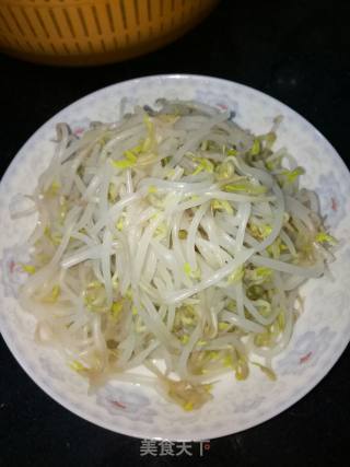炝拌绿豆芽的做法步骤：1