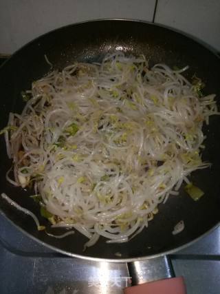 炝拌绿豆芽的做法步骤：4