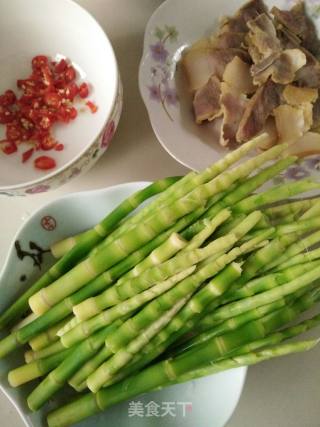 腊肉炒竹笋的做法步骤：1