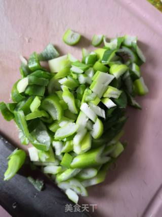 春食香椿鲜～香椿炒蛋的做法步骤：2