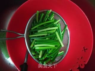 蒜苔炒牛肉的做法步骤：2