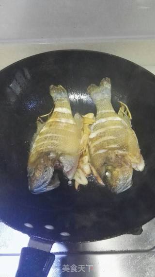 红烧太阳鱼的做法步骤：3