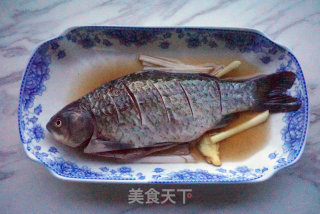 豆瓣鲫鱼的做法步骤：2